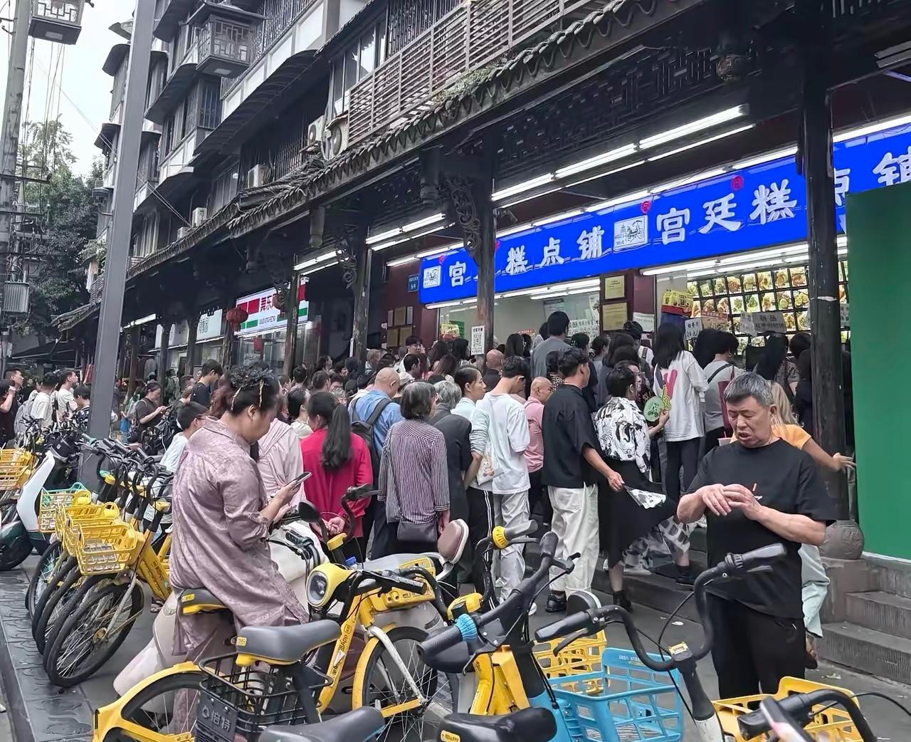 这泼天的流量，说来就来了！成都宫廷糕点铺，做梦都没想到，会被Tiffany带火。