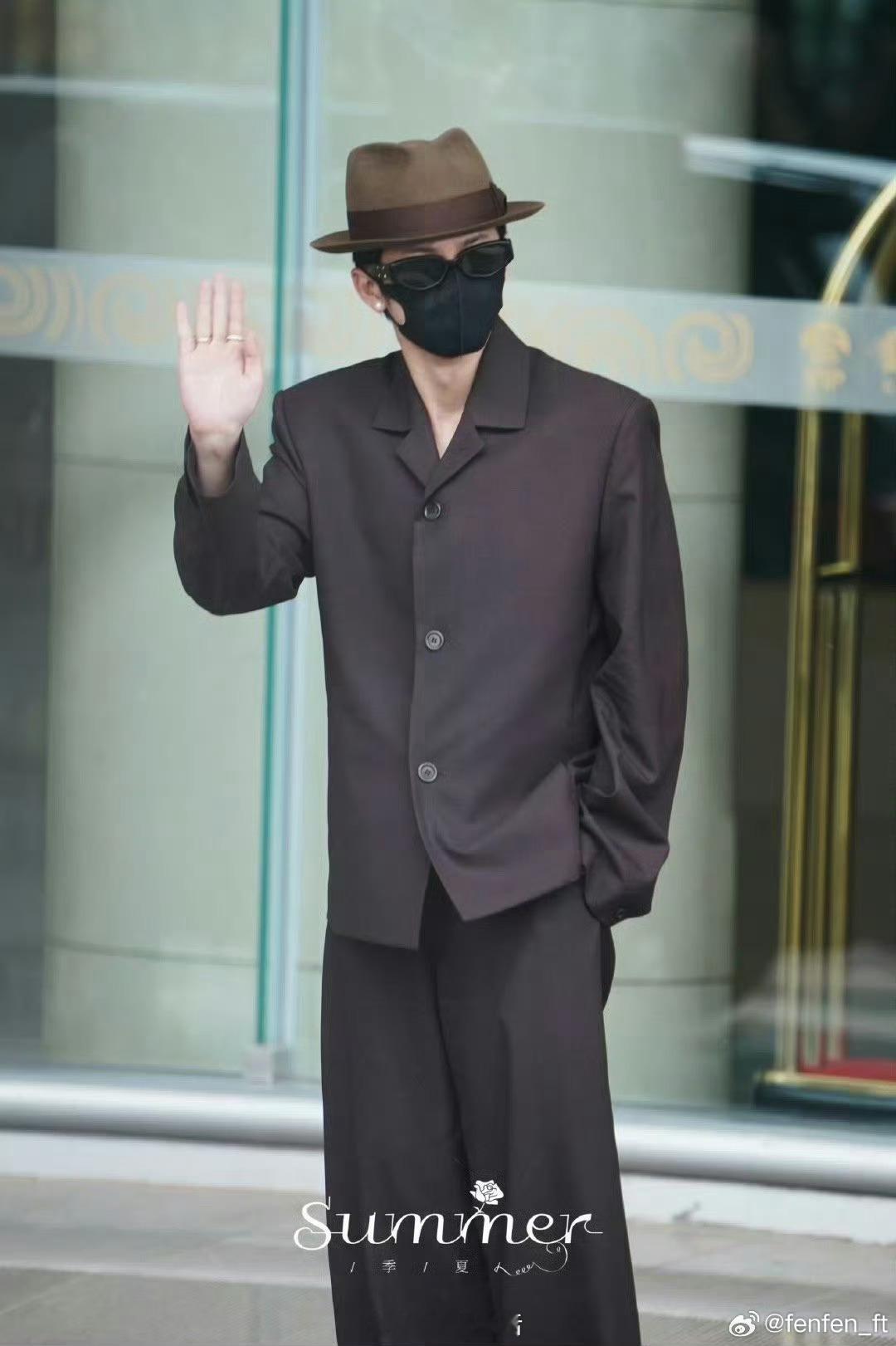 檀健次西装礼帽造型礼帽绅士小王子回来啦。 ​​​