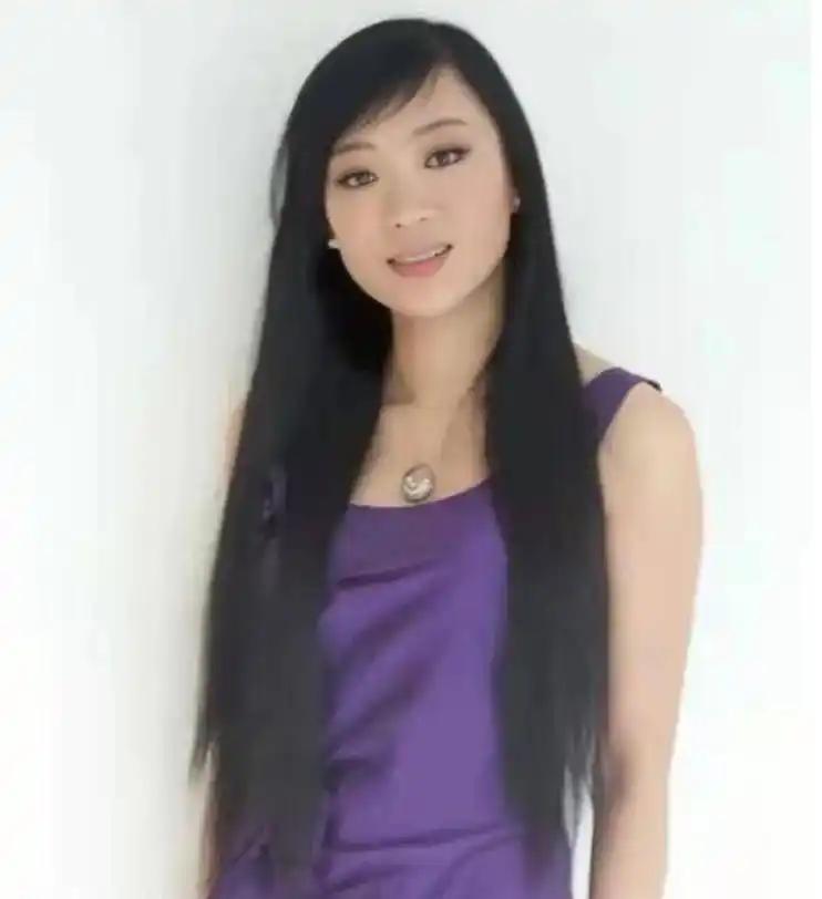 曾在《非诚勿扰》舞台上被赞 “才貌双全” 的女嘉宾王佳，结婚仅仅一年，她就把刀砍