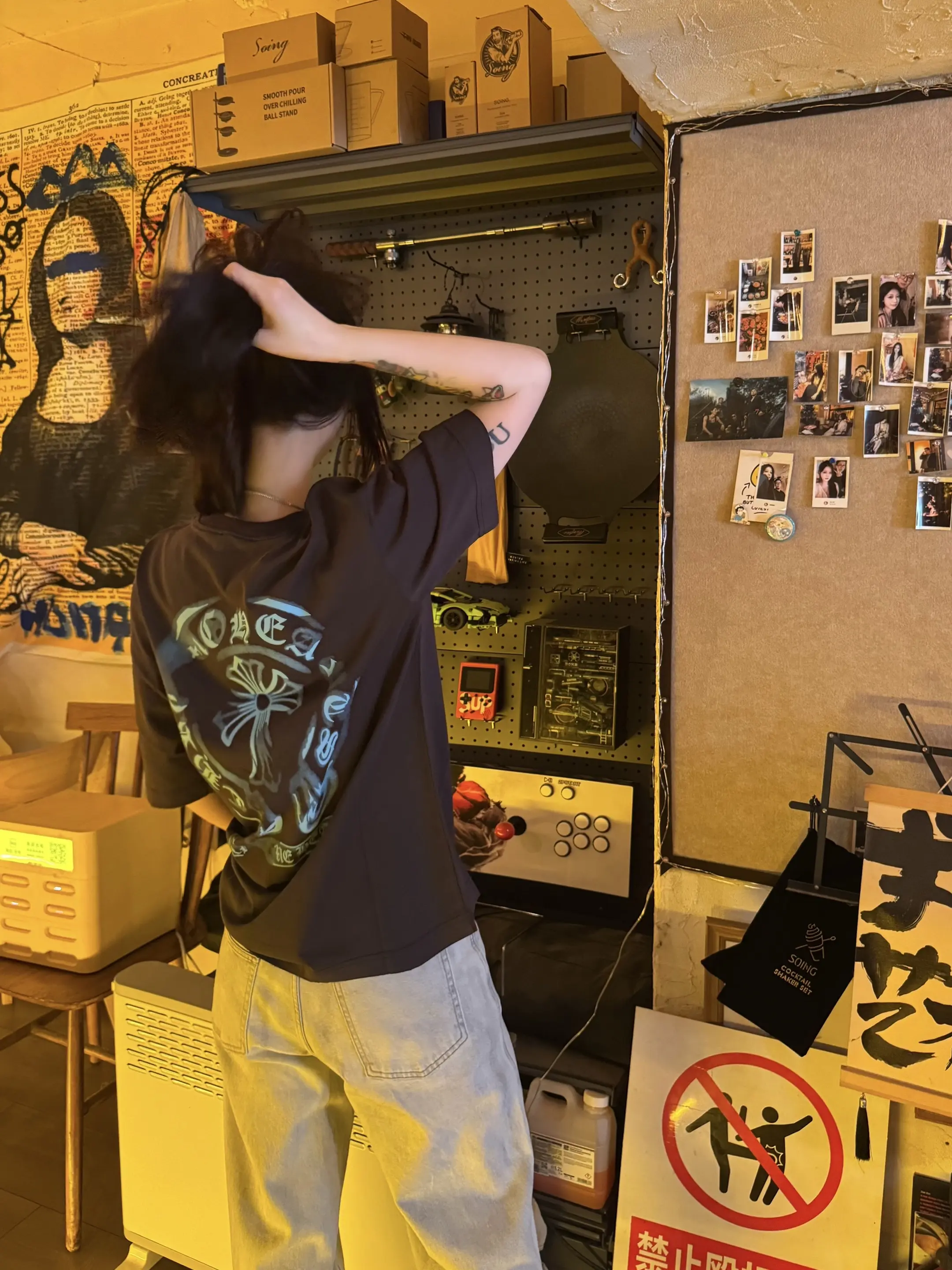 好朋友们见谅 最近特别特别的忙！ 酒吧快开业了 天天起早贪黑开会谈事装...