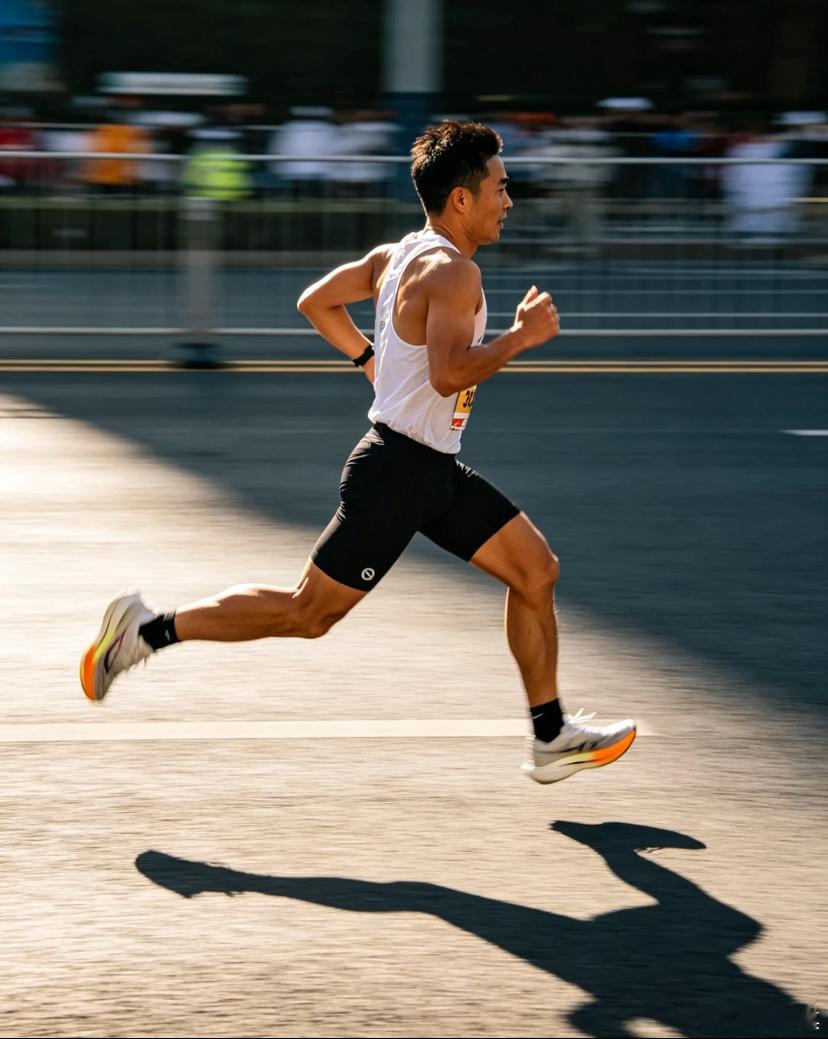 歲數大了跑不動了，不吃藥是真頂不過去這個成績。去年還能以 3′45″/公裏的配速