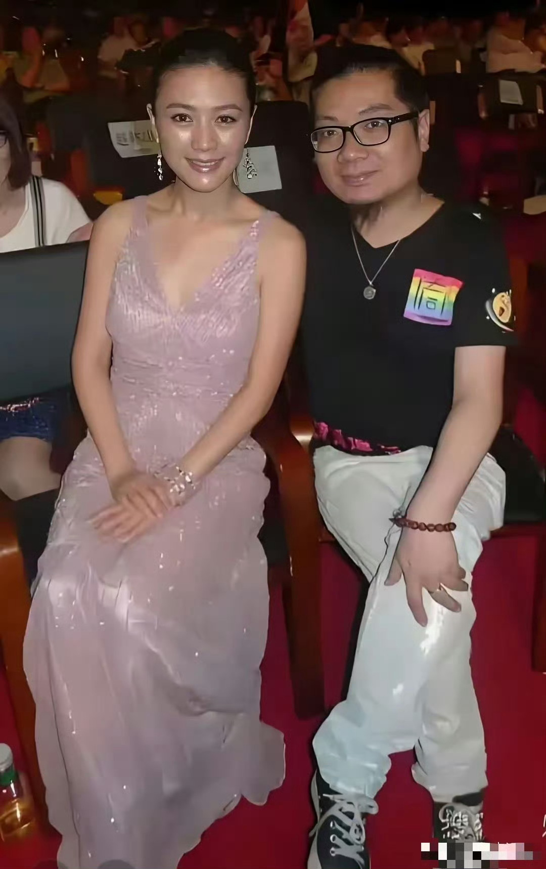 看来他俩关系是不一般。看最近网上总把田海蓉和程青松名字扯一块，看照片他俩应该很早
