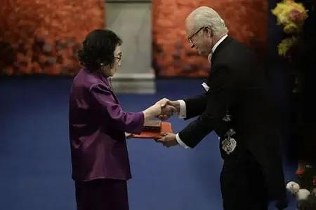 今天是前辈屠呦呦的95岁生日，第一个用乙醚提取高纯度青蒿素、并首先证实对于动物/