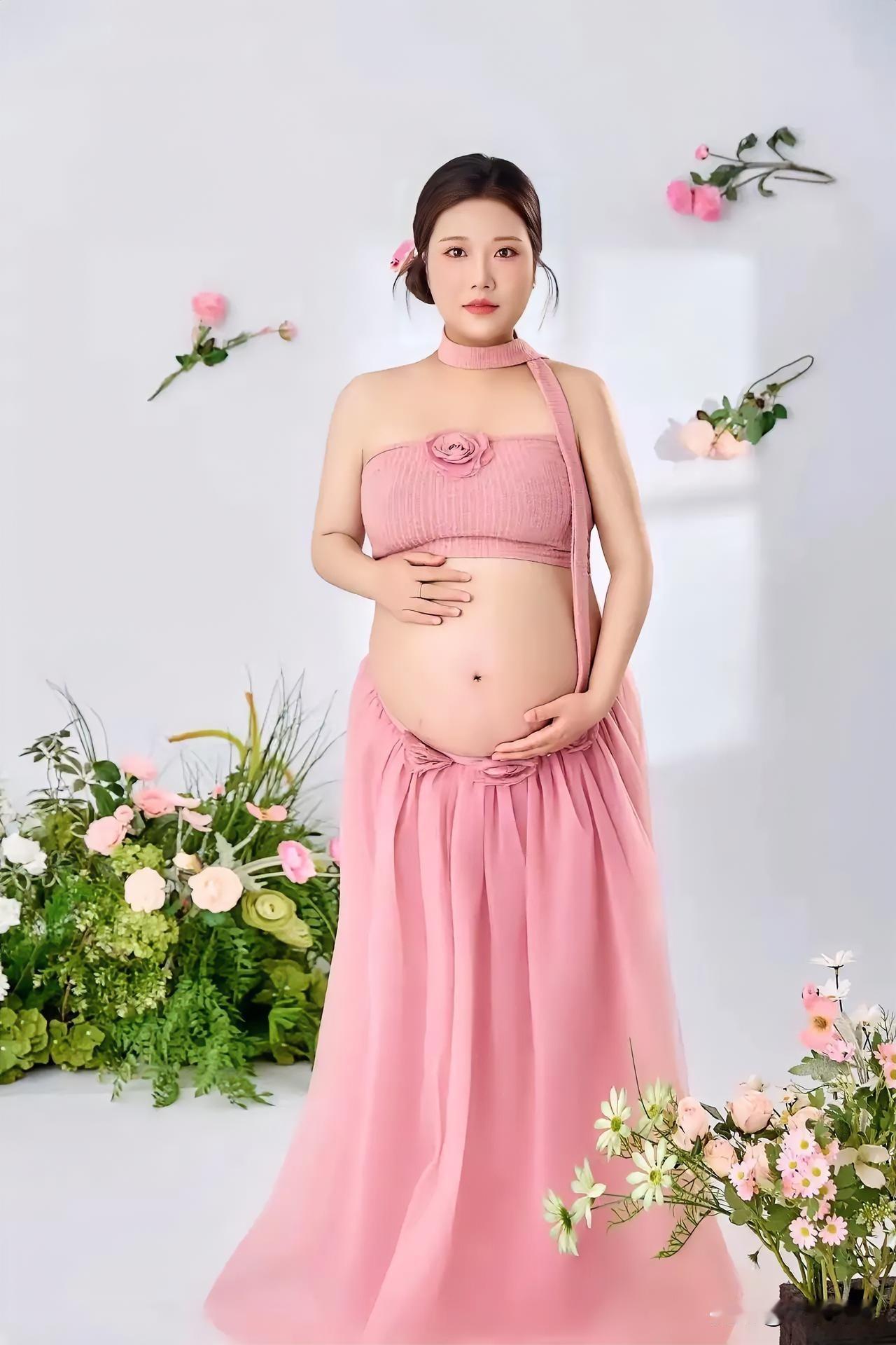 温柔孕味照，粉色长裙与花束相映成趣，自然美与母性光辉完美融合。