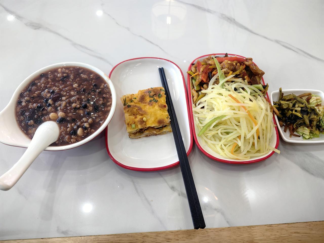 我跟俺儿子说：你爷爷奶奶很疼你啊，光给你买好吃的，给你买玩具，还带你出去玩儿，你