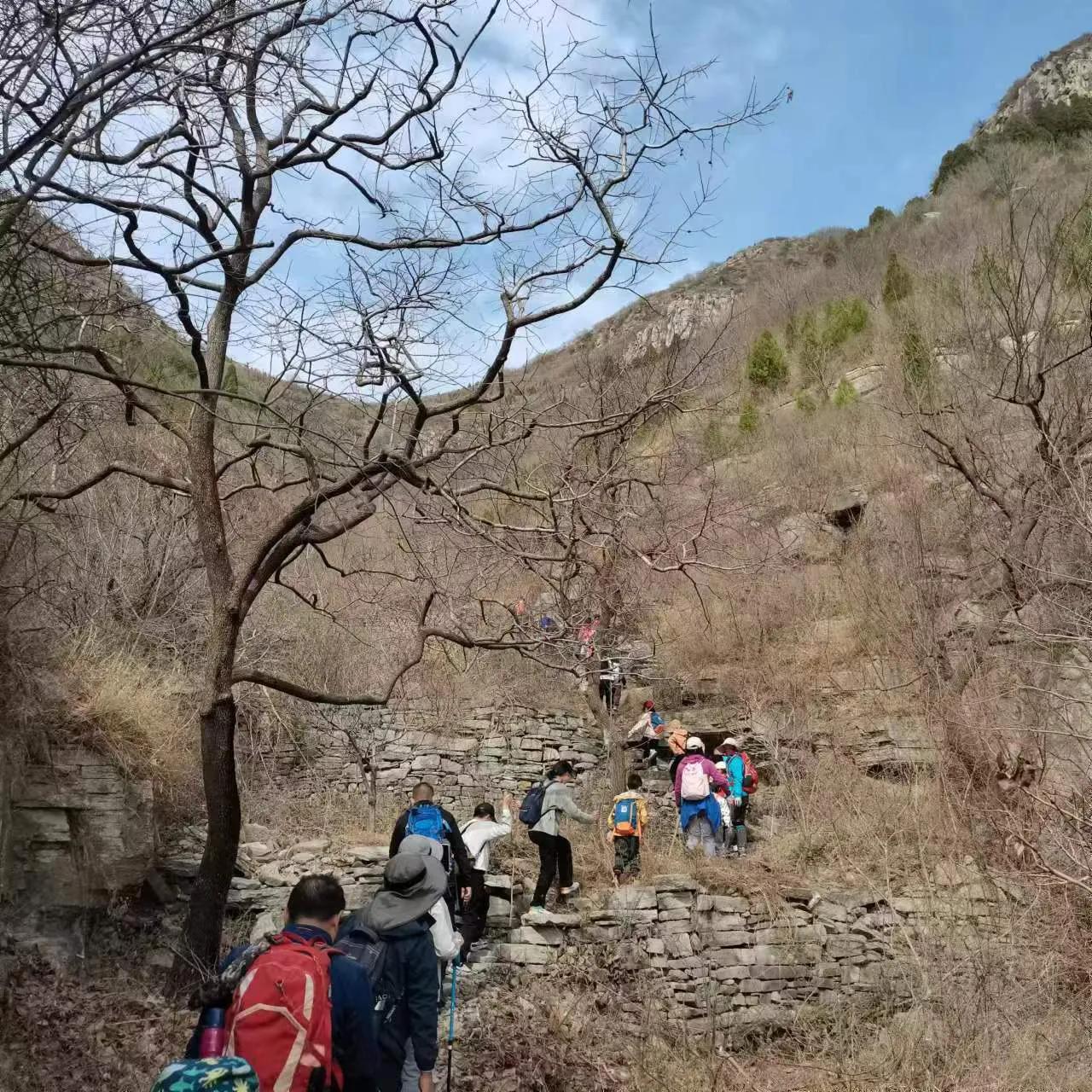 在闺蜜的诱惑下，心血来潮跟着报名去爬山了~

本来以为就是个小山坡，到了之后才发