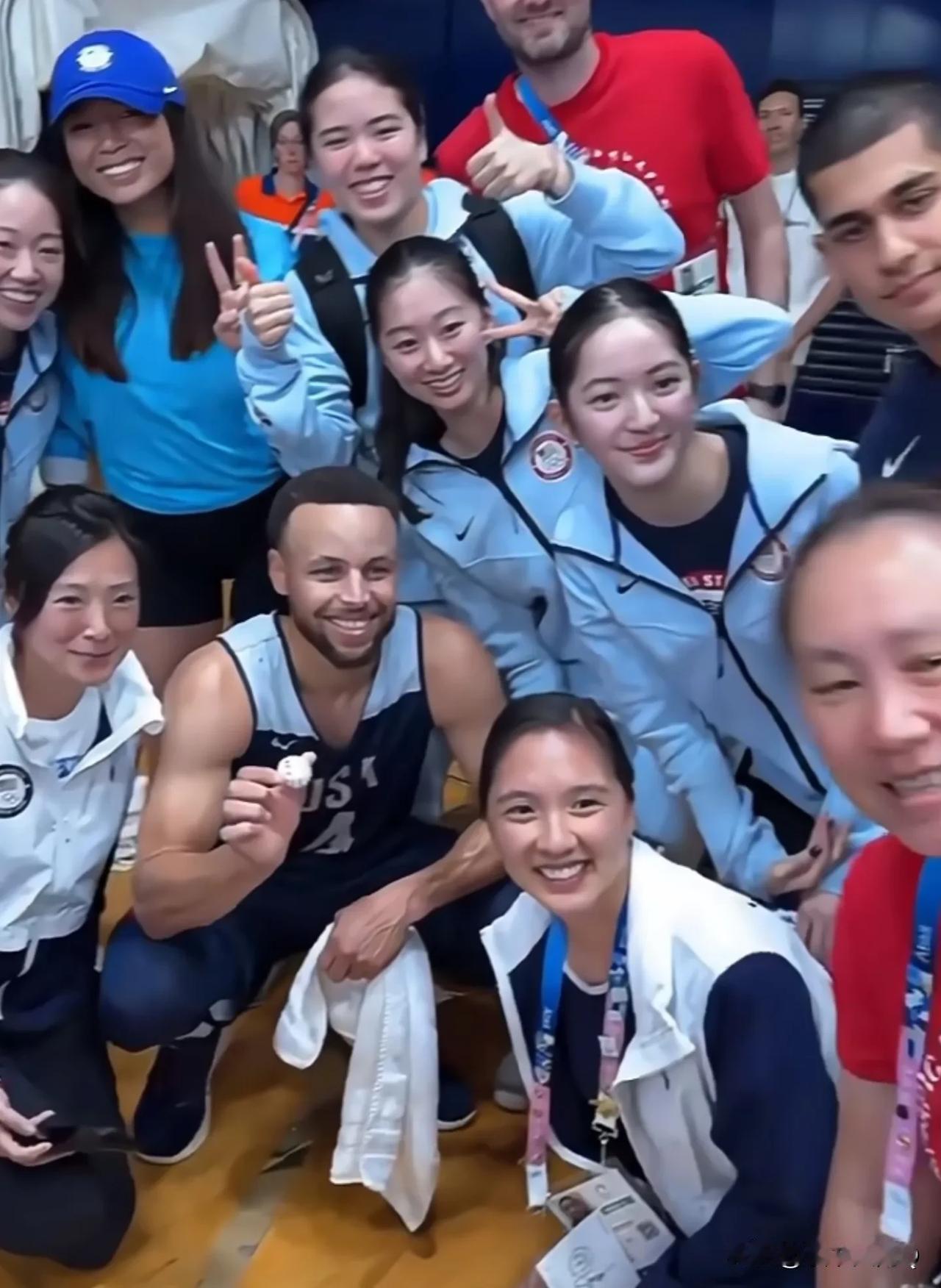 库里这么爱乒乓球运动啊！竟然专门上门找乒乓球队给自己签名合影！
这些乒乓球运动员