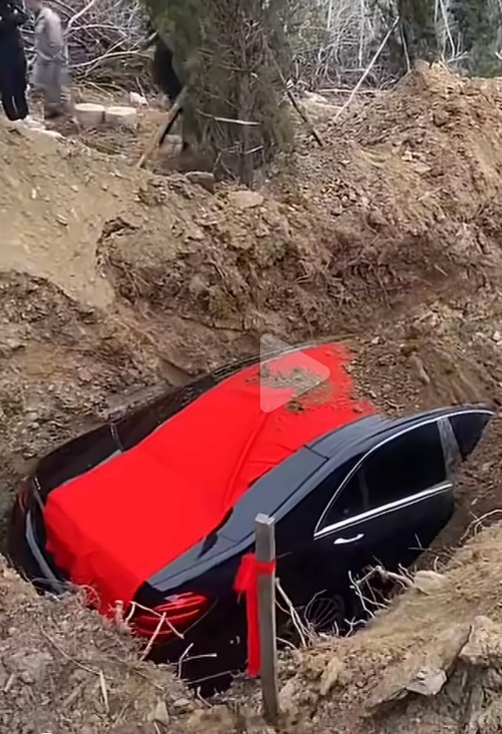 一辆辽K车牌奔驰被土葬 我没意见。人有钱爱怎么搞怎么搞，在法律允许的范围内，这也