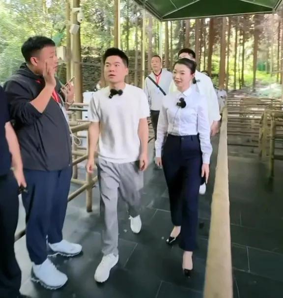 笑死了！今天，董宇辉游览重庆的天生三桥，走到一处电梯前时，一旁的工作人员提示道：