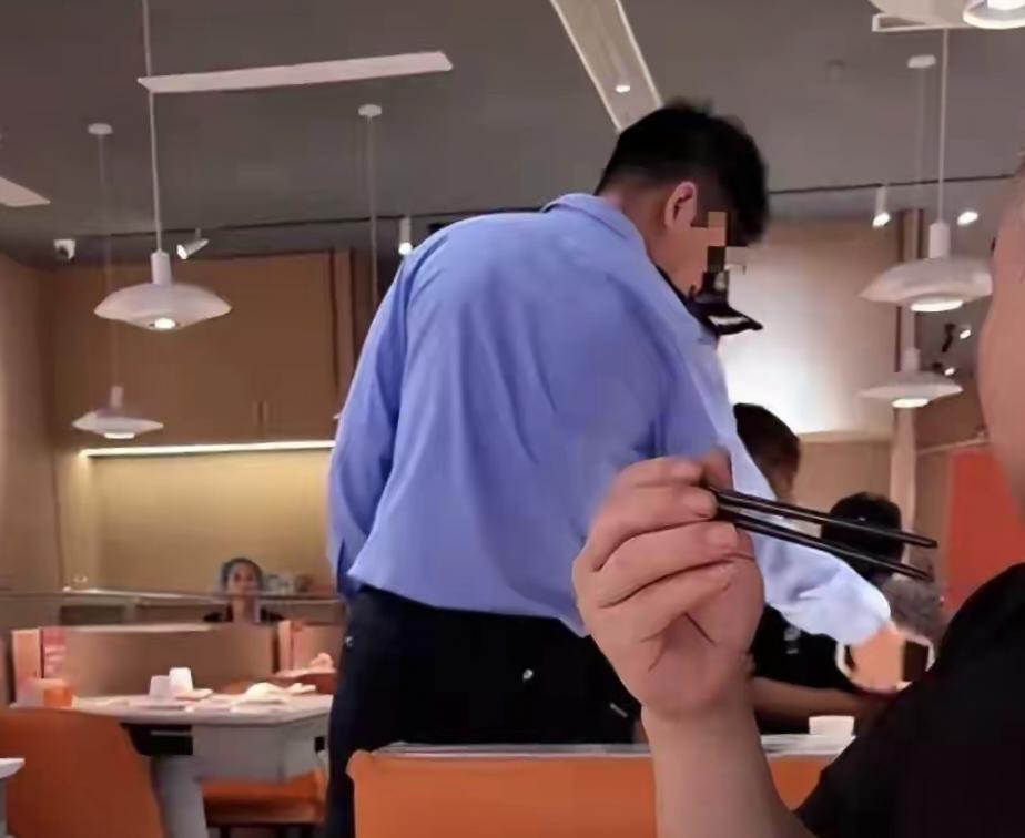 青岛民警执法争议升级！未亮证件就铐人引众怒，网友：霸道惯了必须严惩，该开除！
 