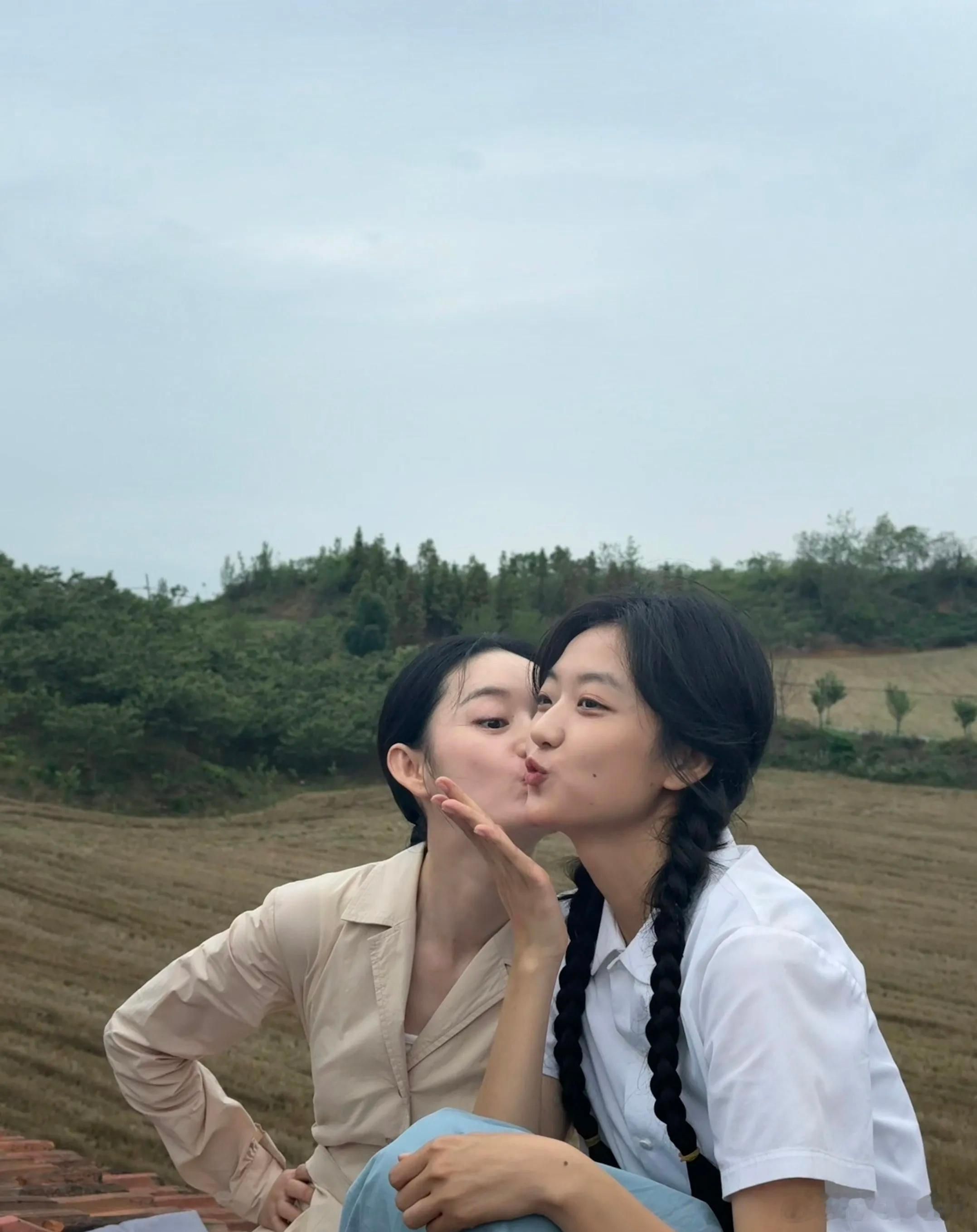 郭晓婷亲孙千 一个亲吻藏不住真心，郭晓婷和孙千戏里戏外都这么要好，女生间的情谊太