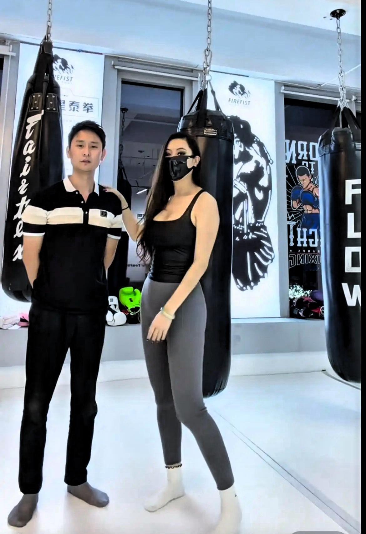 画面中，一位男士是泰拳馆的教练。上完体验课后，他询问女学员：“今天练完有什么感受