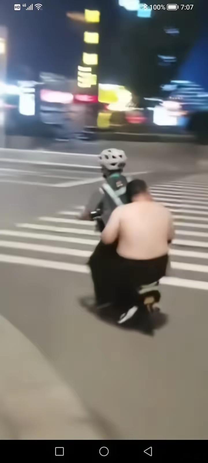 蒙逼了吧！男子喝醉打电话叫代驾，代驾骑电车来了，问男子，是你叫代驾吗？男子，是，