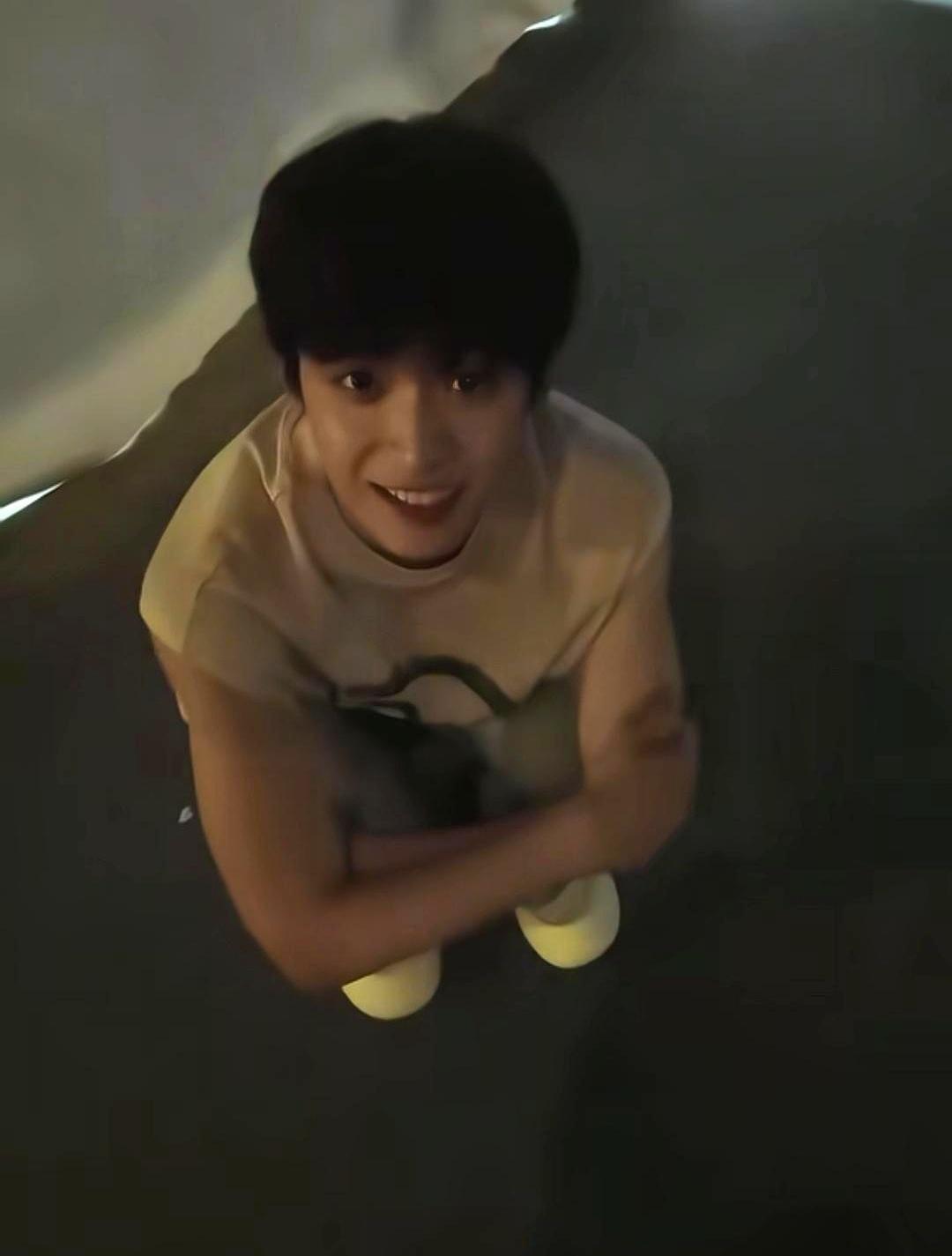 看错图，差点错过站哥神片！
 
刚刷到工作室更新，顺手截了两张。像素一般，滤镜灰