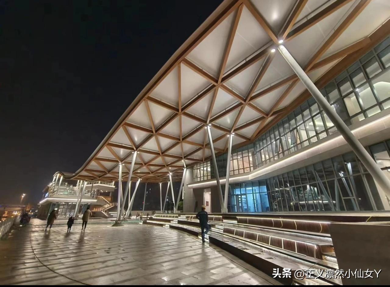 👏👏第一次发现泰兴还有这么一处宝藏散步佳地[耶][耶]
    沿着万达广场