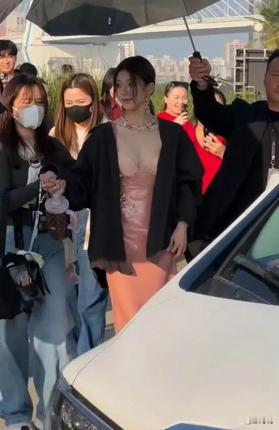 红毯上她一步踏碎合约谣言，高定礼服裹不住事业锋芒。
业内眼睛盯紧这次亮相，商业价