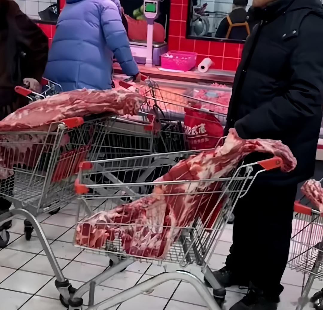 朋友说，这是东北人买肉的场景，是真的吗？ ​​​