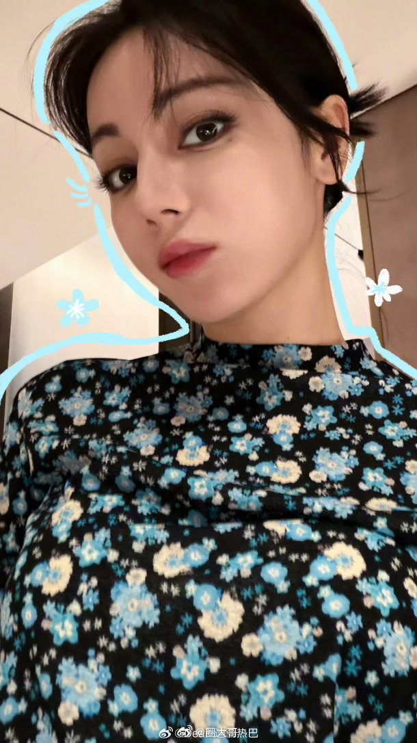 曝迪丽热巴新团队陆续成立中迪丽热巴这是要三喜临门了嘛。迪丽热巴新经纪人郝阿三上岗