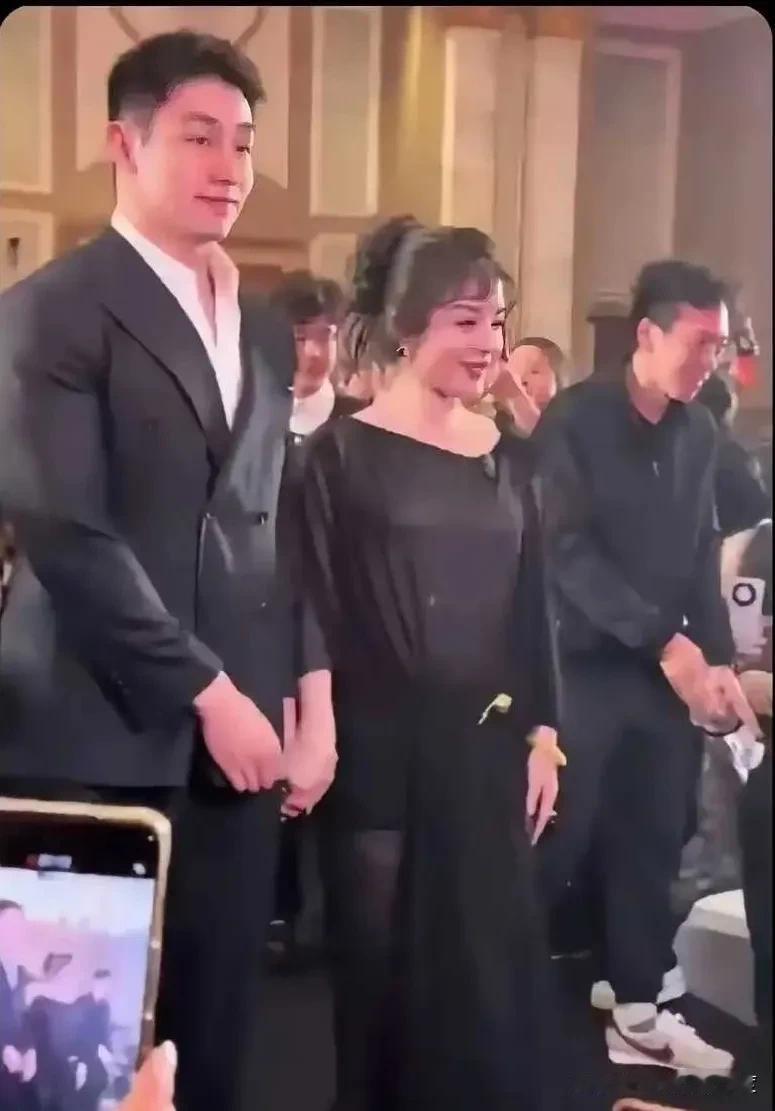 钞票，人人都不可或缺，有人为它东奔西走，有人为它点头哈腰。如今的社会，钱似乎无所