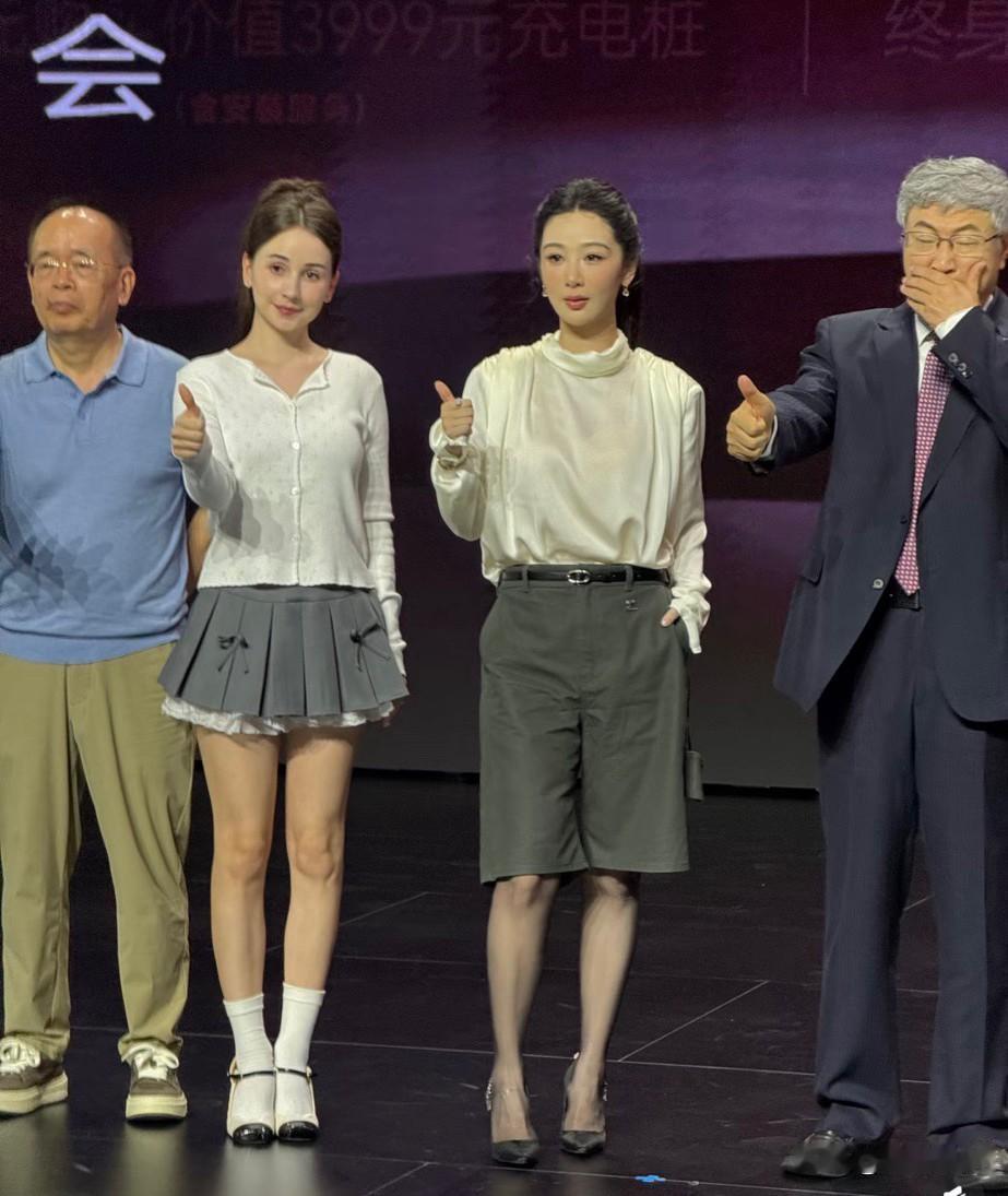 杨紫一直努力调整外形、管理状态，尽力让镜头里的自己更出彩。可同台活动的外籍女生长