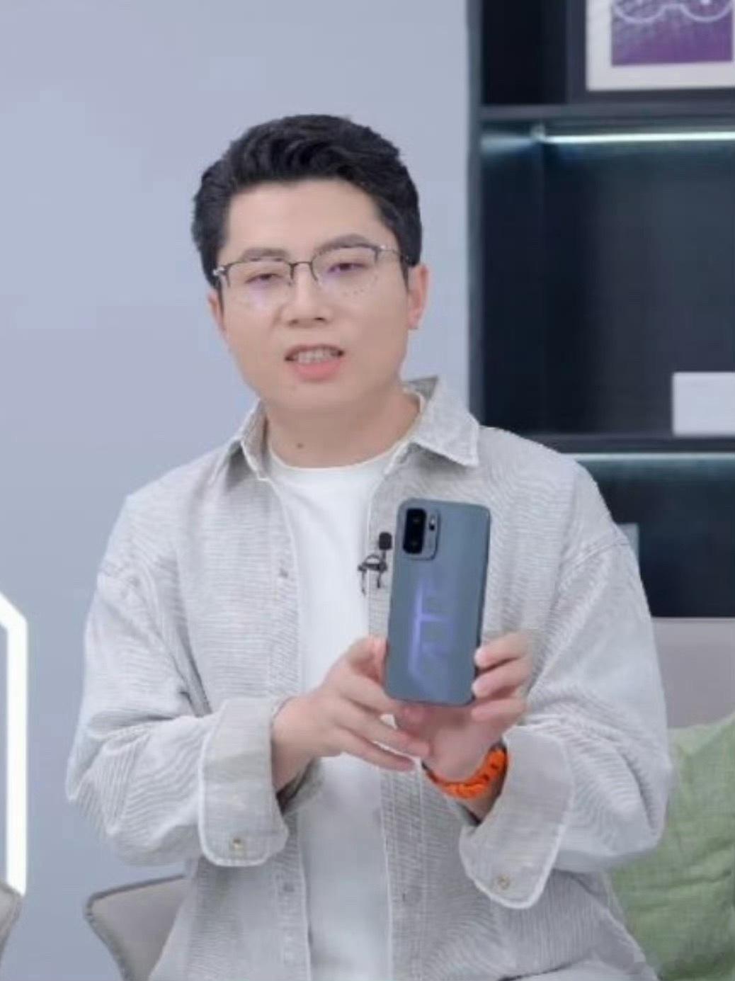 一加Ace 6 至尊版真机已放出，设计风格没有什么变化。本月就会发布，也支持16