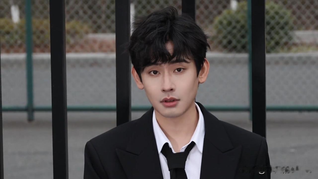 12月27日，黄凯更新vlog，他与一位女生拍了韩剧短片。

我好奇这位女生是谁