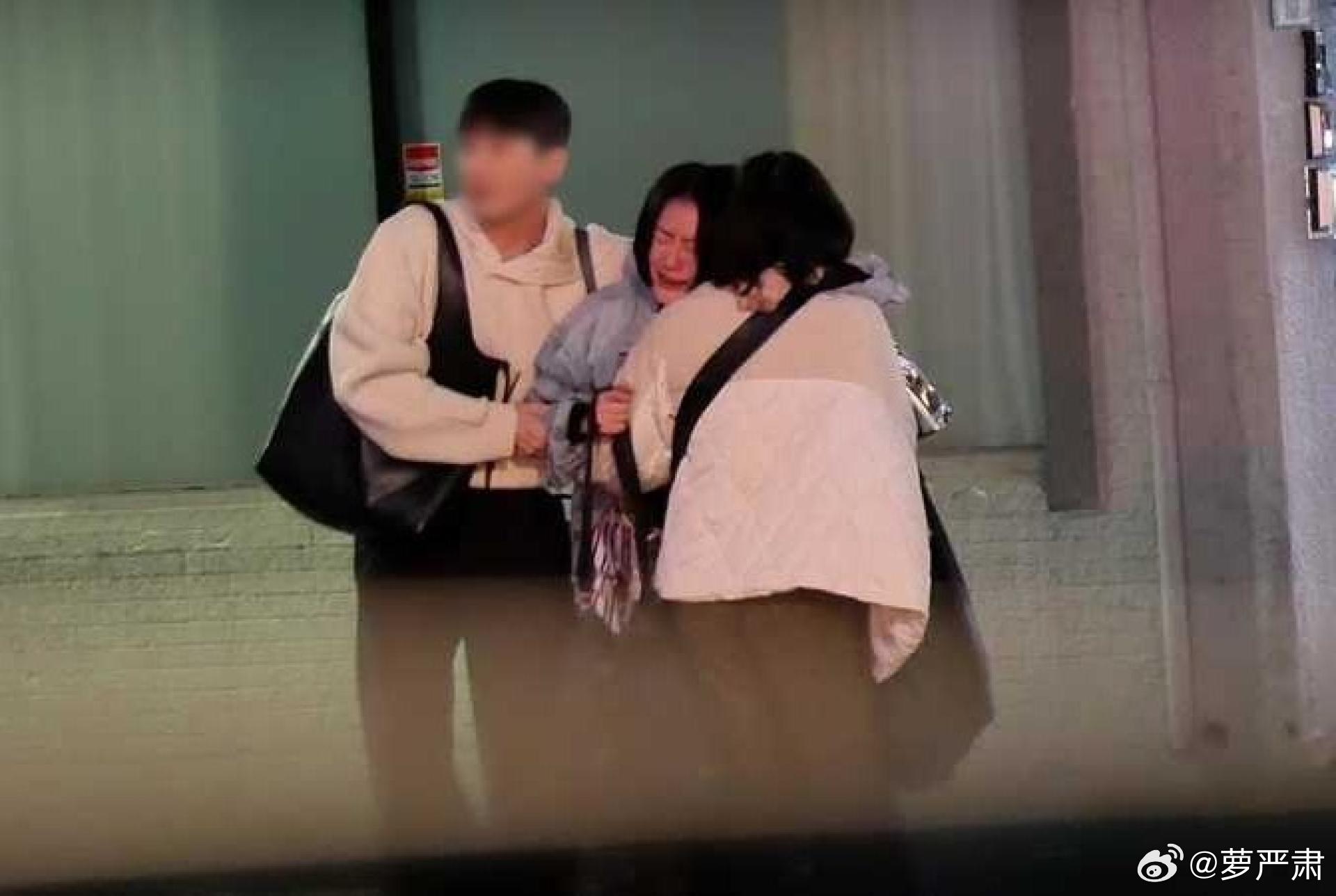 昨天小S被媒体报道当街痛哭情绪崩溃（3月5日画面）牵动两岸网友心，她通过经纪人回