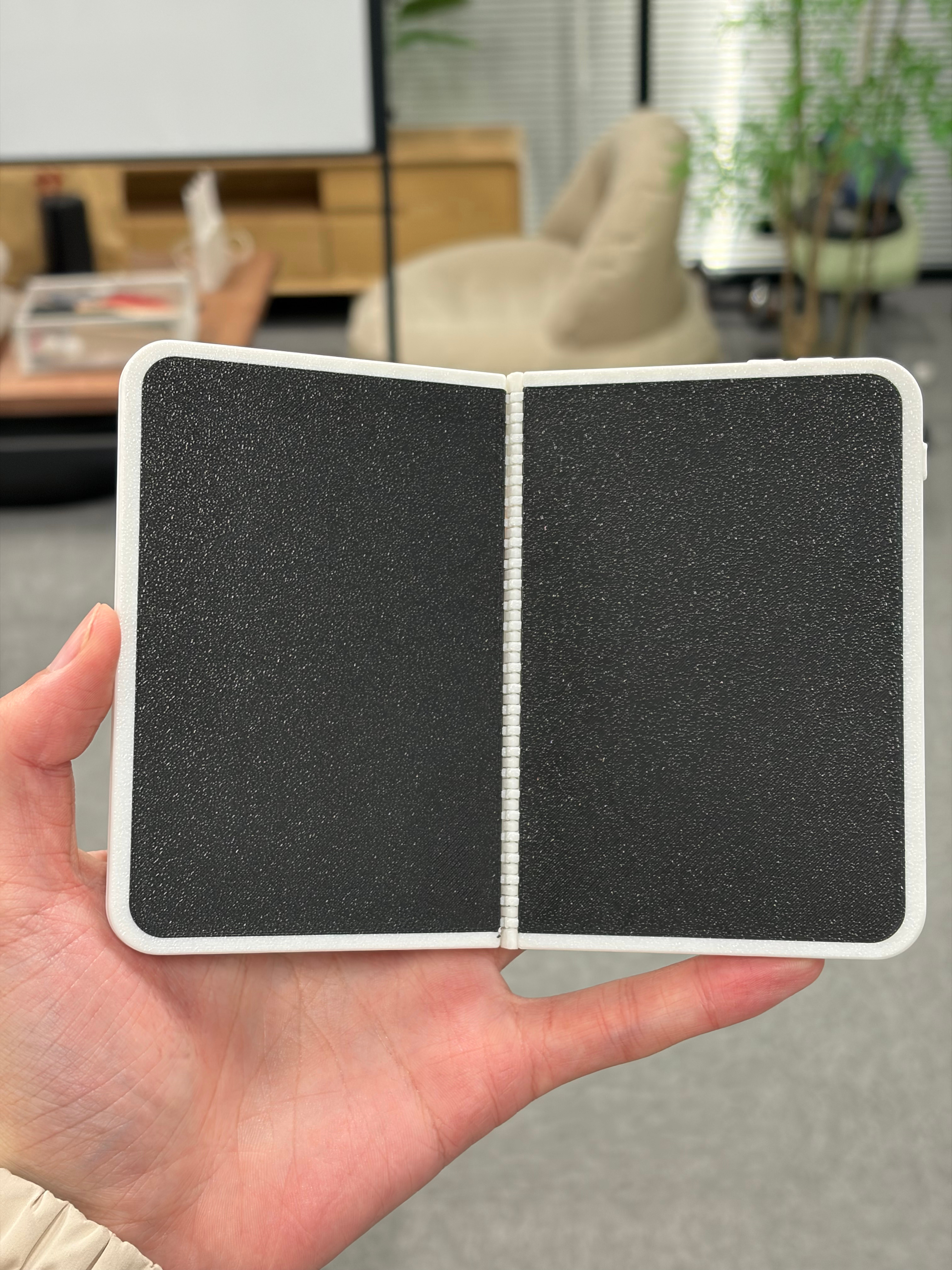 按照网上流传的尺寸打印了一个iPhone Fold机模，上手第一感觉就是太宽。我