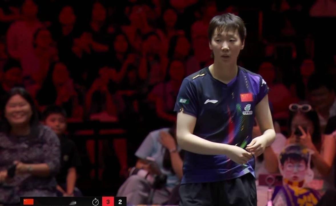 王曼昱球衣脱线火遍全网，赞助商：我该哭还是该笑😂
 
WTT新加坡大满贯女单决