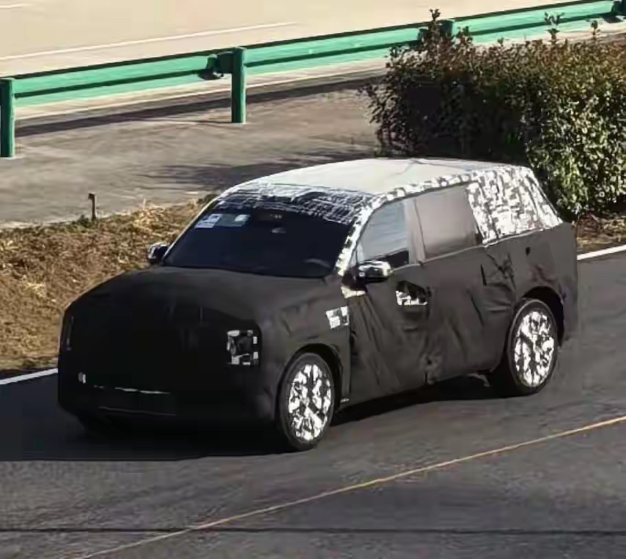 之前大家觉得国产豪华就是“堆配置卖低价”，但尊界M900直接把起售价定在129.