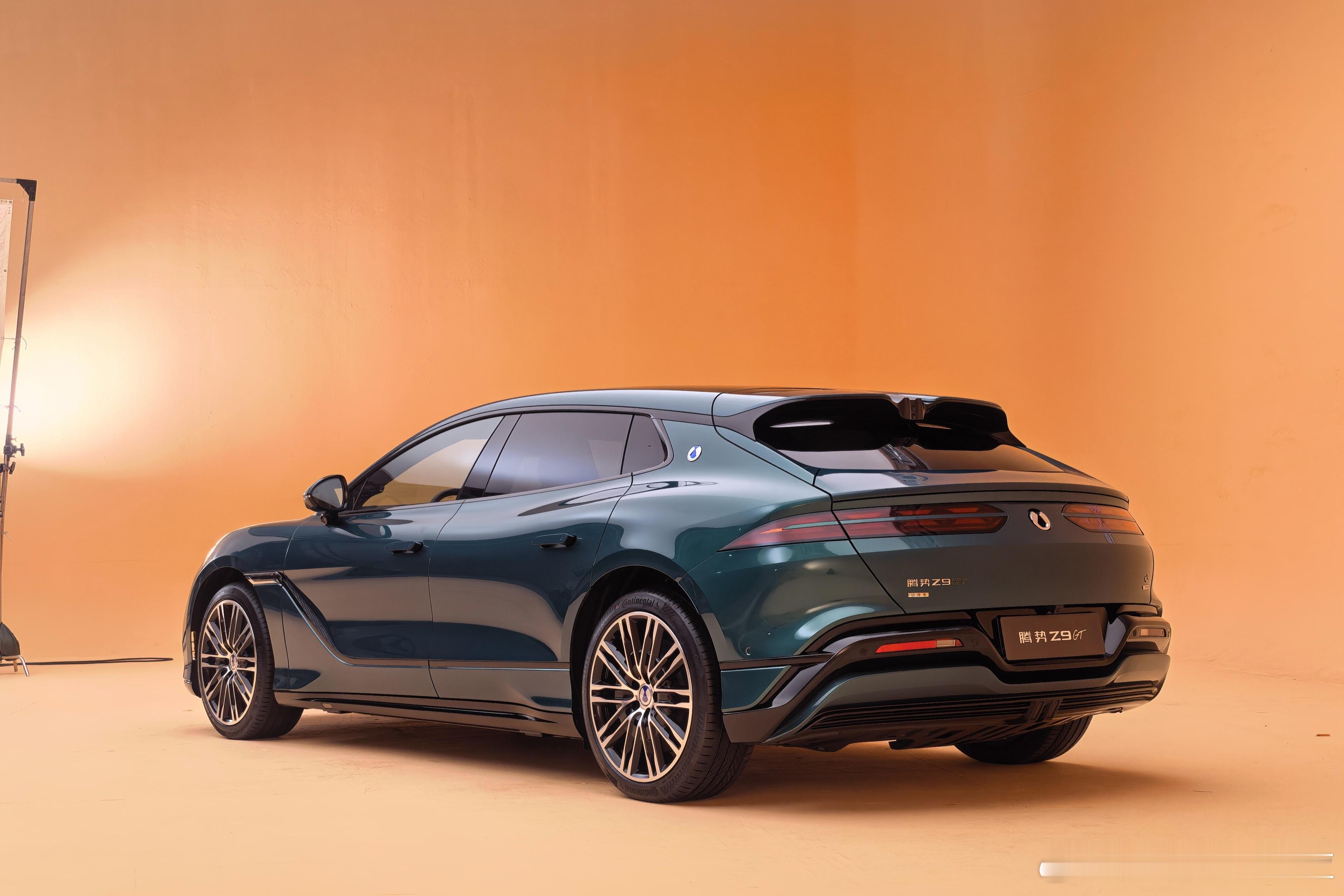 全新腾势Z9GT 峡湾绿外观和熔岩红内饰实拍图分享给大家，实车颜值真不错。再结合