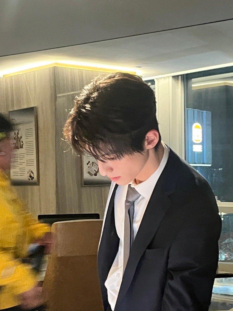 赖伟明饭撒一下子社死一辈子 赖伟明的饭撒真的又憨又暖！单手拎40斤箱子送采访者出