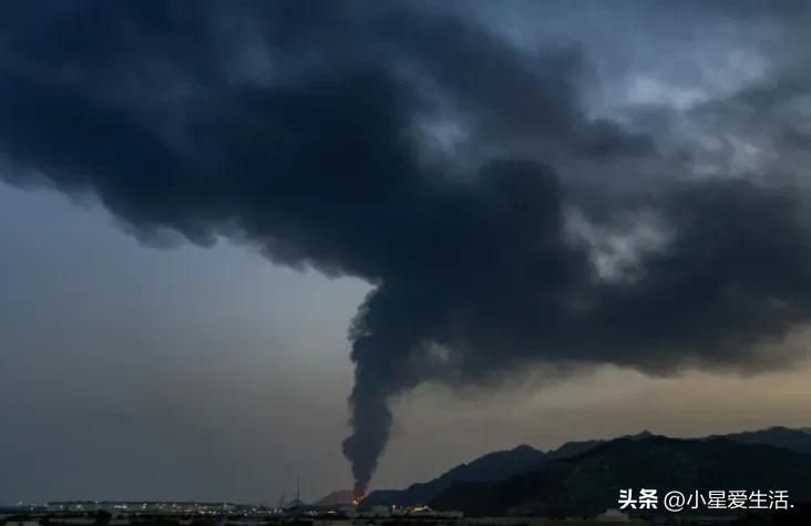 深夜炸响波斯湾！美军空袭伊朗本土，特朗普放话：再打就让你消失

中东这锅粥又沸腾
