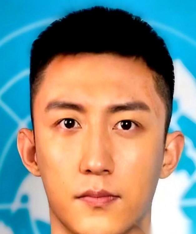 黄景瑜身上那股“兵王”的劲，不是演出来的。
他爷爷是上甘岭下来的英雄，他自己16