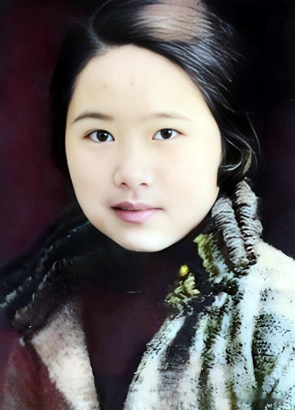 这名看起来普普通通的姑娘却是杨振宁与李政道极为佩服的前辈。她在中国的名气与地位不