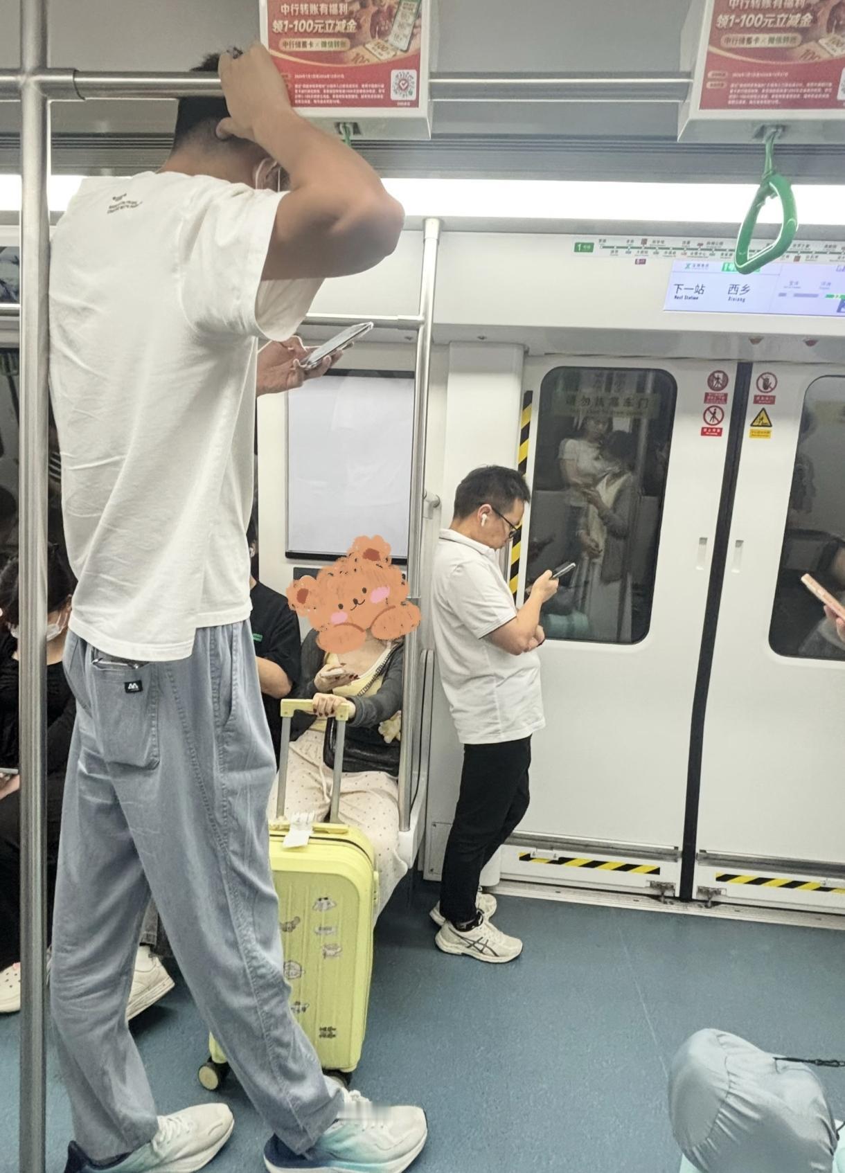 这个横杆1.85，他还低着头超了那么多，感觉有2米，在广东一览众山小了。沈阳地铁