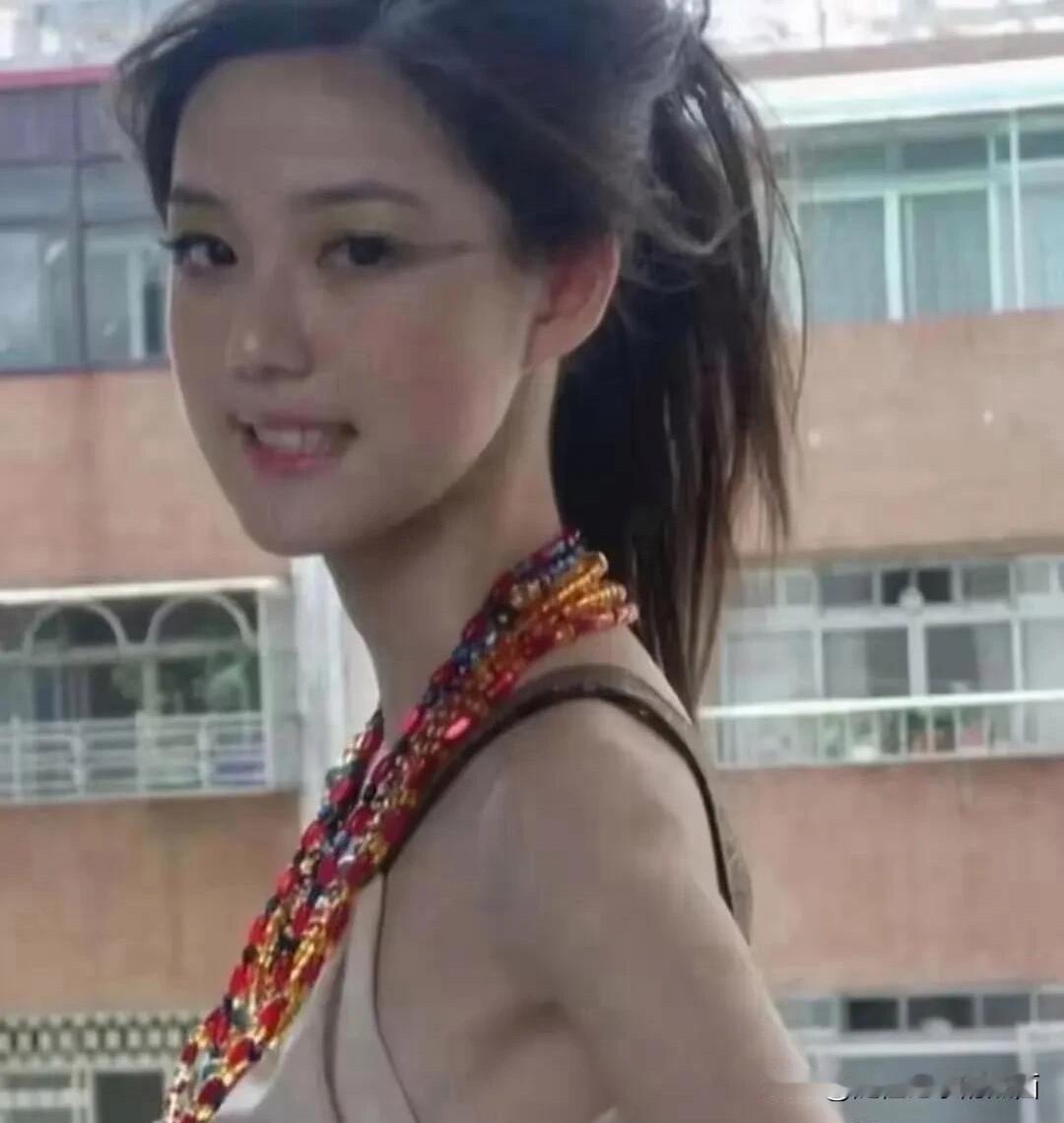 五官是精致好看，可是美的没有辨识度，怎么现在的美女都是千篇一律的美，像以前林青霞
