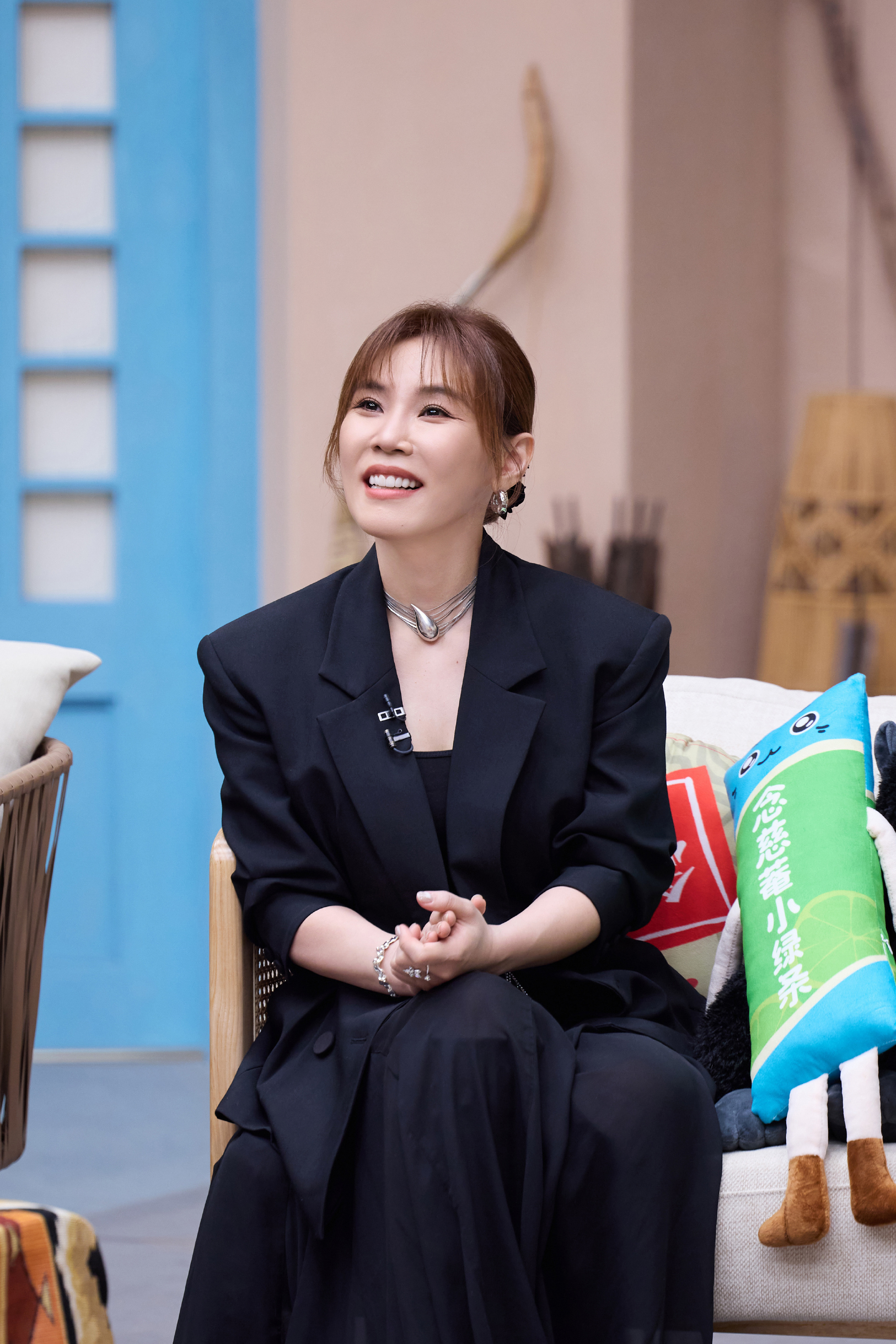 李佳薇内地跨年首秀李佳薇官宣加盟江苏卫视跨年，这也是姐姐第一次参加内地跨年，狠狠