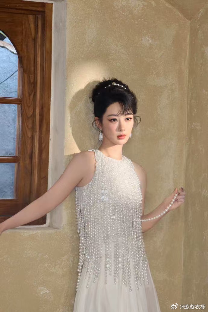 VOGUE封面的优雅，如晨曦中的一缕光，温柔而坚定。杨紫的港风魅力，复古与现代的