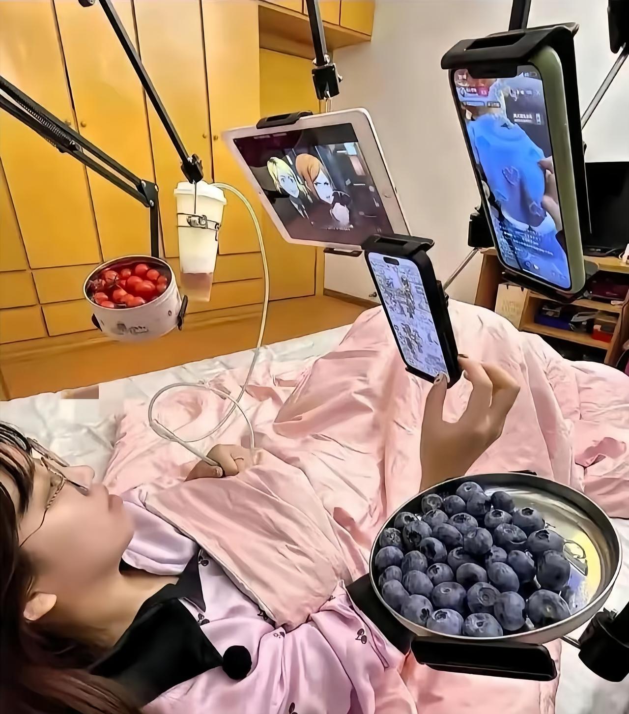 又是不上班的一天，感觉好枯燥。

厚厚的床垫躺久了感觉已经不那么柔软，圣女果和蓝