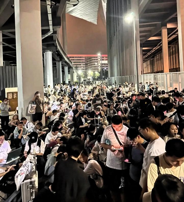 局势紧张别乱卖黄金！
越南人通宵排队抢，
这阵仗真不是夸张！

再看咱这儿的金价