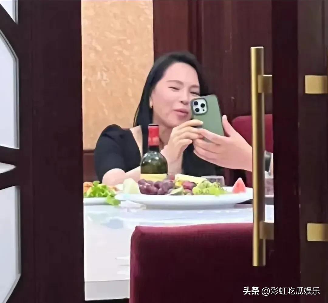 伊能静的生图身材太普通，穿着阔腿裤腰部线条是H型的，看起来五五分。

没想到米粒