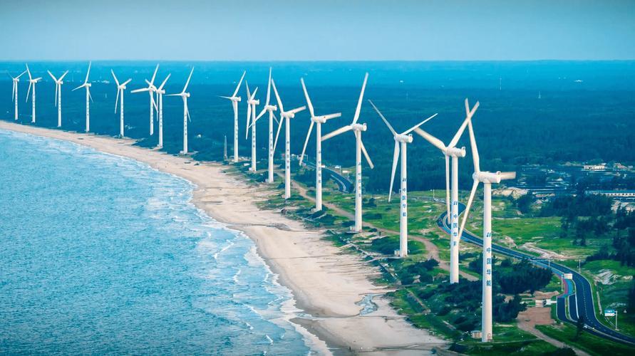 我站在一座巨型风塔下
看着它的三片风叶
在我头顶上
气喘嘘嘘地转动
从不停歇
虽