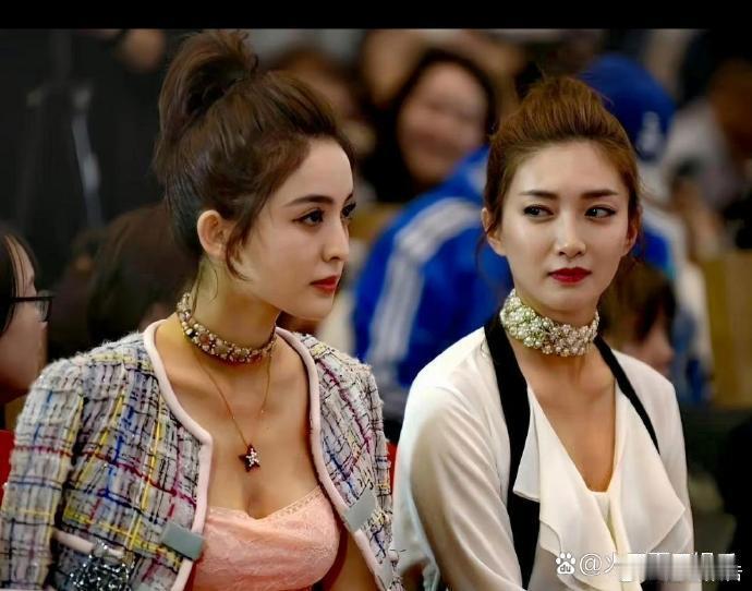 江疏影看着娜扎的表情，那可真是五味杂陈啊！ ​​​