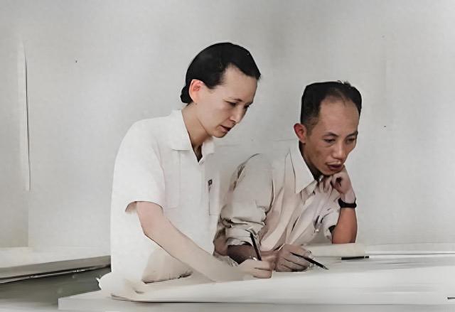 非常喜欢这张照片！沉浸在工作中的林徽因真的又美又飒，那时的她已经46岁了，对于建