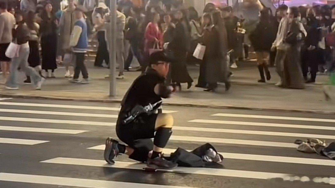 台北车站袭击案已致2死7伤3危台湾人真优雅，刀不到就不会跑 