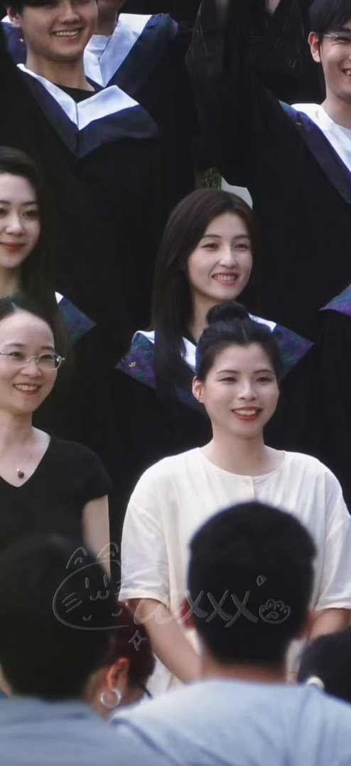张子枫长发以为内娱上新了子枫妹妹瘦了好多，头发也长长了，好美啊😍 