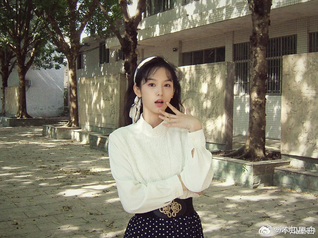 周也梦核文学周也这照片小时候抱过我周也这组照片太有感觉了，有种那个年代青春洋溢又