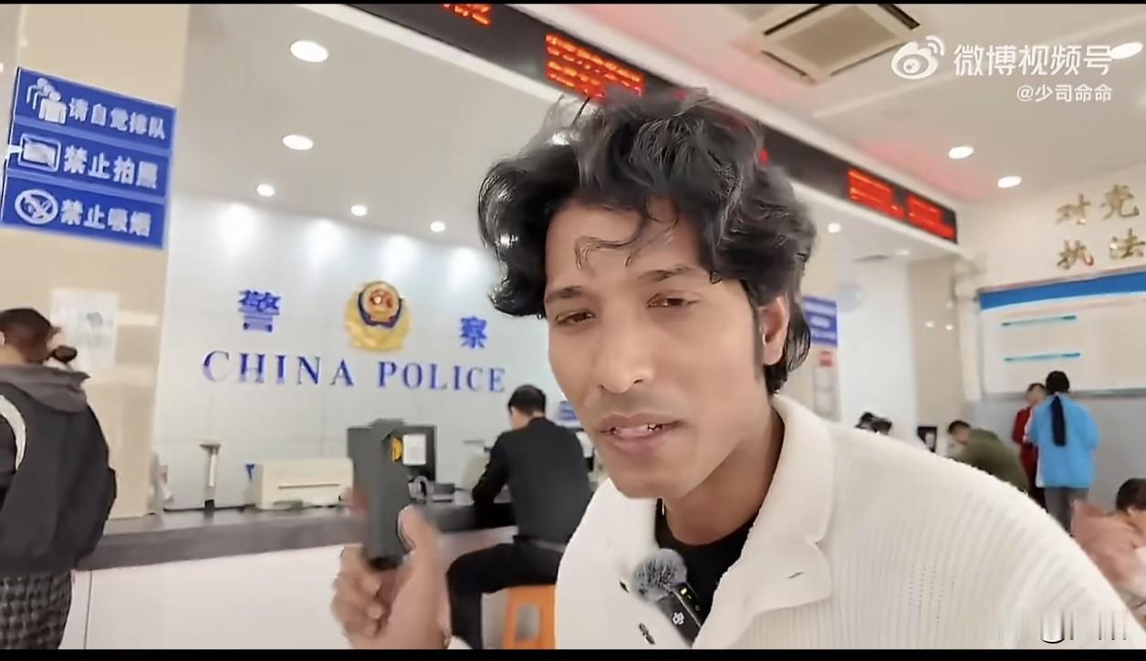 一名印度达罗毗荼裔男子在海外社交平台分享自身跨国婚姻经历，坦言自己两手空空白手成