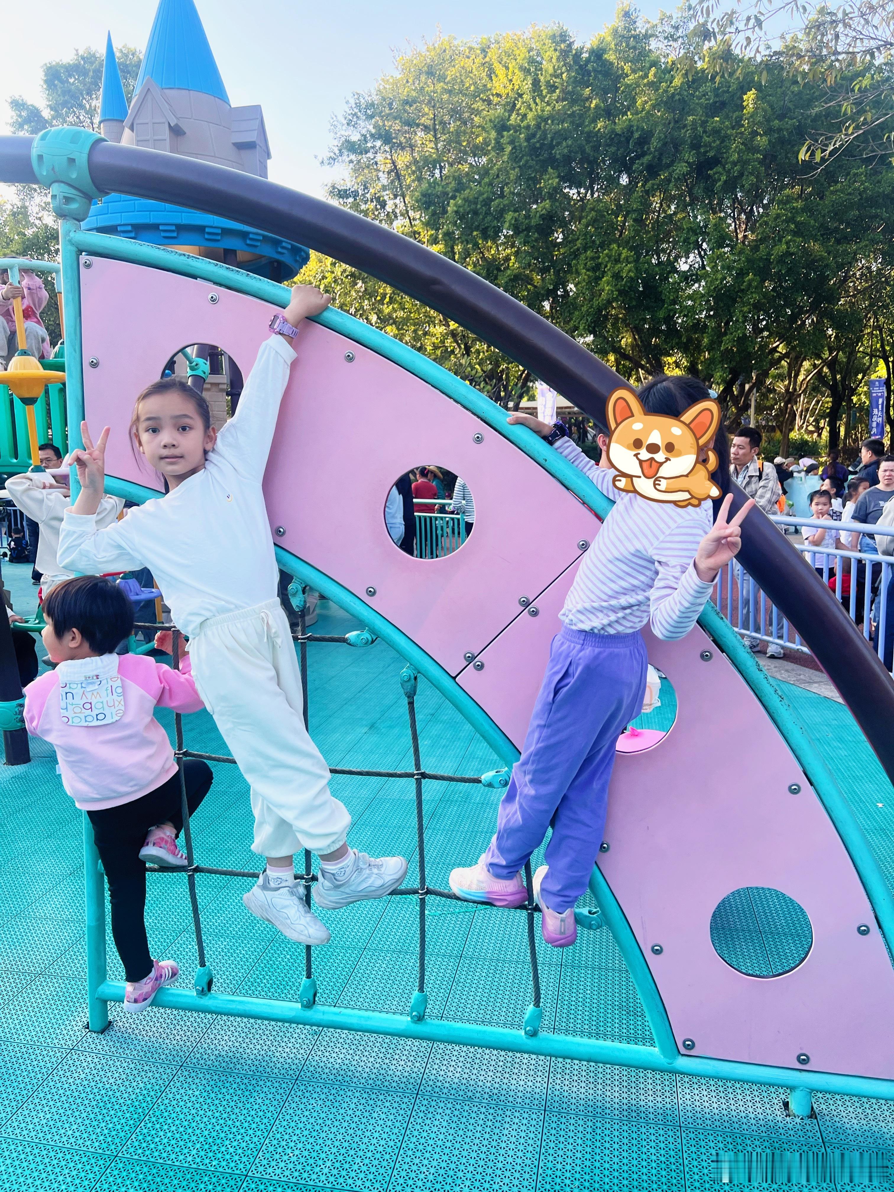 今天米米和幼儿园玩得最好的朋友约一起到公园玩～已经有一年多没见面了，孩子其实从早